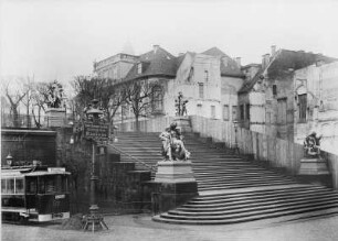Dresden-Altstadt. Treppe zur Brühlschen Terrasse, Palais Brühl und Baulücke nach Abbruch des Fürstenbergschen Hauses