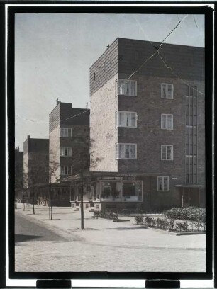 Baublock Helmholtzstr., Bunsenstr. Nr. 37 : [Bunsenstr. mit Ladenzeile]