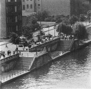 Berlin-Kreuzberg, Gröbenufer. Ufermauer der kanalisierten Spree