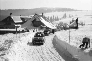 Schauinsland: Straße zur Halde (Hofsgrund) mit Autos