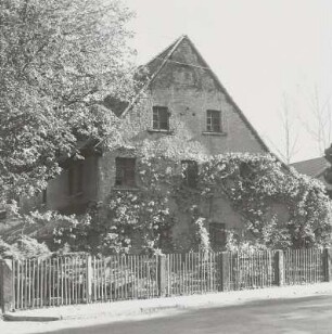 Markkleeberg, Dreiseithof : Markkleeberg-Wachau, Dreiseithof, Bauernhofring 3, um 1880, 1. Hälfte 19. Jahrhundert, Straßenansicht des Stallgebäudes