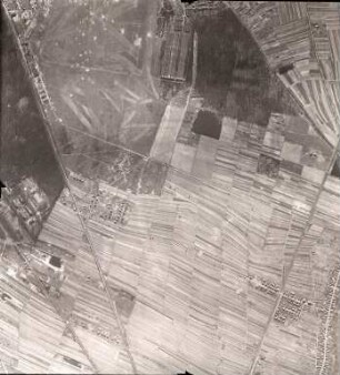 Amerikanische Luftbildaufnahmen von Kriegszerstörungen. Ausrichtung nach Süden. Alter Flugplatz / Neureut (Randgebiet)