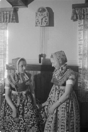 Mädchen in Schleifer Tracht in Rohne. : Holcy w Slepjanskej drasće pola Wěrikec w Rownom.