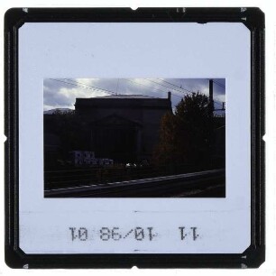 Berlin, Pergamonmuseum : Von der S-Bahn aus