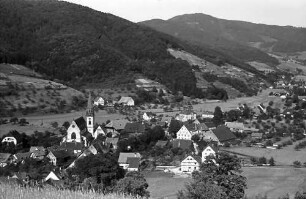 Glottertal: Straße mit Kirche durchs Glottertal; von oben; Vordergrund Reben