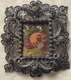 Ananas und Pflaumen. Miniatur aus der Sammlung Loewe