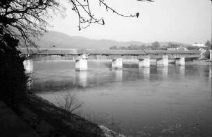 Bad Säckingen: Alte Rheinbrücke vom Schlosspark