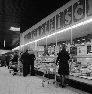 Magnet Einkaufszentrum: Industriestraße: Eröffnung: Innenaufnahme: Blick durch Verkaufshalle: Frischfleisch-Theke: Kunden mit Einkaufswagen