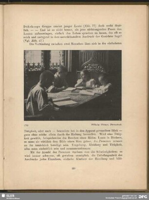 Kinder, an Tisch sitzend und Bücher lesend