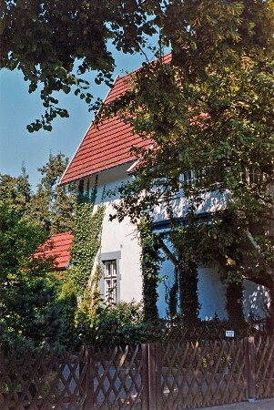 Lindenstraße 14: Stadtvilla: Seitenansicht: Traufseite, Veranda, darauf Altan, links Anbau: vorne Jägerzaun, Pforte