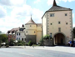 Stadtbefestigung - Stadttor (Faltertor) von Ostnordost sowie Wehrturm (Rundturm) mit absteigender Stadtmauer nach Südosten