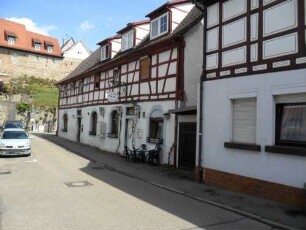 Stadtbild-Ansicht im Ostsüdosten-Wallstraße mit Gebäudebestand im Osten-Traufständige Fachwerkhäuser (18-19 Jh) sowie Stadtmauer (Wehrgang abgetragen) des Burgviertels von Süden