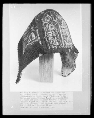 Haube ("Schleier") der Marburger evangelischen Tracht mit bestickten floralen und geometrischen Motiven