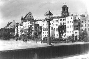 Wasserburg am Inn. Stadtansicht mit ehemaliger Burg und Turm der Jakobskirche. Blick von der Innbrücke (mit Laterne) nach Nordwesten