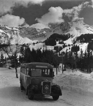 Winterbilder. Allgäuer Alpen. Postauto auf einer Straße bei Oberstdorf