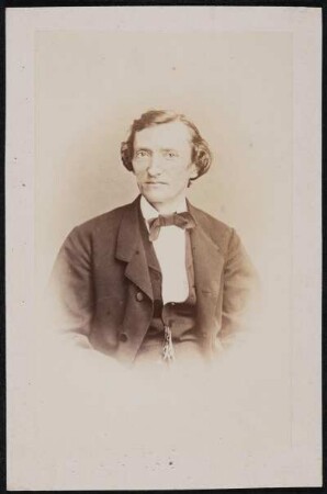 Porträt Alexander Wilhelmi (1817-1877; Schauspieler). Albuminabzug auf Karton (Carte-de-visite mit Atelieraufdruck verso)