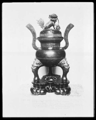 Chinesisches Räuchergefäß mit Deckel und drei Beinen auf einem Dreiblattsockel