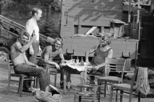 Berlin. Feiernde Männergesellschaft
