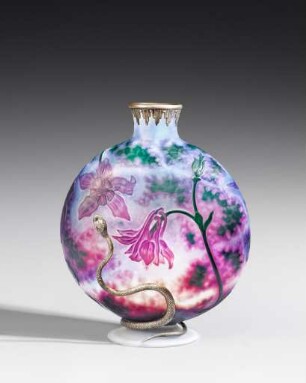 Vase mit Akaleidekor und silberner Schlange