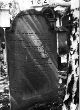 Grabstein 162 (Index: 100094304) Material: Sandstein Zustand: abgeblättert mit Textverlust Maße HxBxT: 136x69x11 cm Beschreibung: Stele, eingezogener Rundbogenabschluß: Grabstein 162