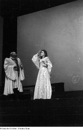 Szenenbilder aus dem Stück "Hamlet" von William Shakespeare am Deutschen Theater Berlin : Szene mit Paul Wegener als Polonius (links) und Agathe Poschmann als Ophelia (rechts)