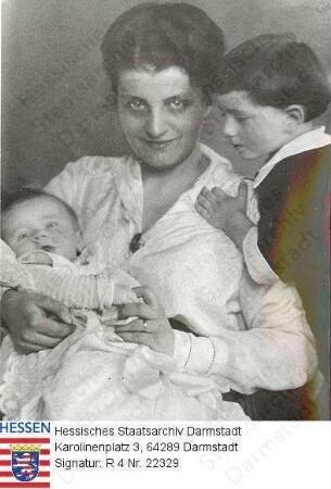 Rahn, Emma geb. Hochgesand (* 1884) / Porträt, ihren Sohn Wolfgang (* 1920) im Arm haltend, daneben stehend: Sohn Hermann (* 1918) / Gruppenaufnahme