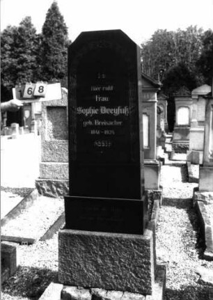Grabstein 168 (Index: 99796857) Material: Granit Zustand: gut Maße HxBxT: 179x72x34 cm Beschreibung: Stele, getreppter Sockel, abgeflachter giebelartiger Abschluß Symbolik: Lorbergirlande: Grabstein 168