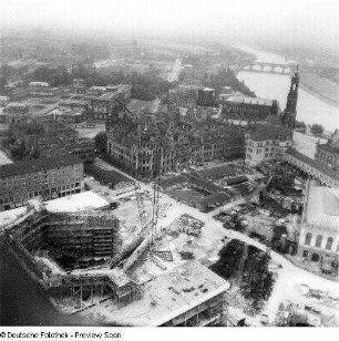 Kulturpalast im Bau, Ruine des Residenzschlosses, Zwinger, Hofkirche, Semperoper, im Hintergrund die Marienbrücke