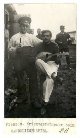 Kriegsgefangenenlager Puchheim: Nr. 11: Französischer Kriegsgefangener beim Mandolinenspiel