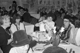 Vorweihnachtliche Feier beim Altenhilfsdienst Karlsruhe für Helferinnen und Betreute im Café Nancy