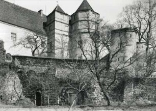Scharfenberg, Schloss Scharfenberg, Eingangseite mit Tortürmen und Brücke, Ansicht von Nordwesten