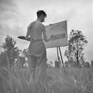 Maler Otto Nagel beim Malen der Spreewaldlandschaft.