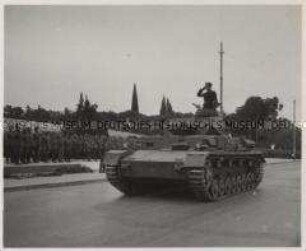 Wehrmachtssoldaten, Siegesparade in Athen, Generalfeldmarschall Wilhelm List begrüßt seine Panzermänner