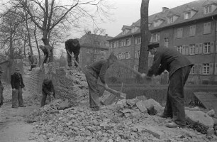 Abriß des Mauerrests längs der Englerstraße vor dem Aulagebäude der Technischen Hochschule.