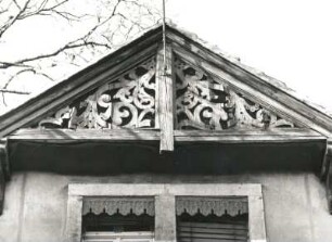 Radebeul-Zitzschewig, Mittlere Bergstraße 20 und 22. Ehemaliges Weingut "Hohenhaus". Gärtnerei (1885). Wohnhaus mit Stallanbau. Giebel