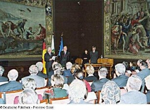 Verleihung des Verdienstordens des Freistaates Sachsen durch Ministerpräsident Kurt Biedenkopf an Prof. Klaus G. Saur (München). Raumaufnahme