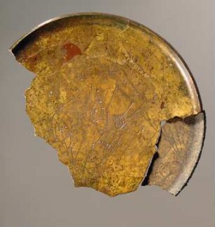 Etruskischer Spiegel (Fragment): geflügelte Göttin mit Schminkbüchse