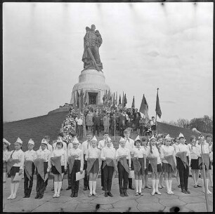 Jungpioniere bei einer Feier vor dem sowjetischen Ehrenmal, 1960er Jahre. SW-Foto © Kurt Schwarz.