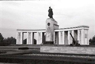 Berlin: Die Pressefahrt; Russisches Ehrenmal; Straße des 17. Juni