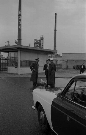 Besuch der Karlsruher Schutzpolizei bei der Esso-Raffinerie.