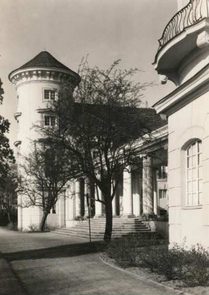 Rheinsberg (Mark). Schloss (ehemaliges Sanatorium "Helmut Lehmann"). Teilansicht von Südwesten mit nördlichem Rundturm, Galerie und einem Teil des südlichen Rundturms