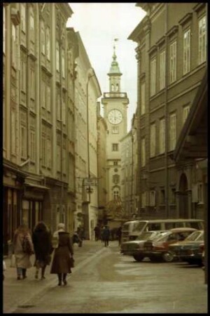 Salzburg: Sigmund Hafner Gasse mit Rathausturm