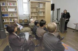 Übergabe von Büchern an Sächsisches Landesgymnasium Sankt Afra Meißen durch Dr. Thomas Bürger (SLUB) im Beisein von Staatssekretär Dr. Frank Schmidt (SMWK) und Schulleiter Dr. Werner Esser