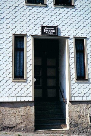 Schild über einer Tür, erinnert an Aufenthalt Fritz Reuters 1868 und 1869