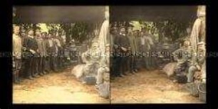 Soldaten an der Gulaschkanone im Lager Saalburg bei Autry