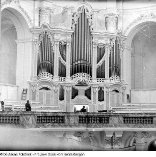 Kreuzkirche, Orgel, Spieltisch, Pfeifenwerk. Kreuzchor unter Leitung von Martin Flämig ab 1971. Hofkirche, Orgel von Silbermann, vollendet von Hildebrandt