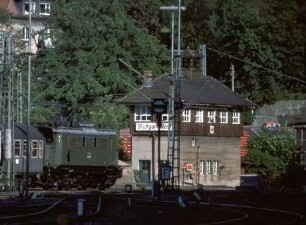 Gäubahn Stuttgart West Bahnhofsausfahrt Lok 144 040 Nahverkehrszug Bnb-Wagen Ausfahrsignale Stellwerk Swt