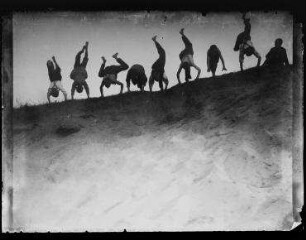 Ohne Titel (Handstand machende Jungen)