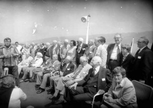 31. Tagung 1981 (29.6.-3.7.) Mediziner; Maikäferrede an Bord: Daniel C. Gajdusek am Mikrofon, rechts sitzend: Sir Peter Medawar, Konrad Lorenz, Frau Pauling, André F. Cournand, Sir Hans A. Krebs, Rodney R. Porter, Linus C. Pauling, Frau Cournand; dahinter stehend: Lady Medawar, Christian R. de Duve, Frau Luria, Salvador E. Luria, Nikolaas Tinbergen, Sir John C. Eccles, Sir Bernard Katz, Adolf Butenandt, Rosalyn Yalow, Severo Ochoa, Ernst O. Fischer, Thomas H. Weller, James D. Watson mit Sohn, Allen Cormack