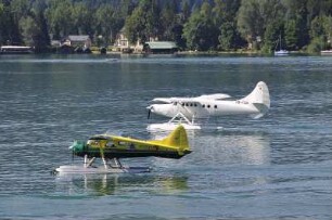 Sankt Wolfgang - Wolfgangsee : Zwei Wasserflugzeuge starten am Morgen auf dem Wolfgangsee bei Sankt Wolfgang. Aufgenommen 2008
